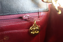 将图片加载到图库查看器,CHANEL/香奈儿 V线 链条包 羊皮 Black/Gold hadware(黑色/金色金属) 肩背包 700120053