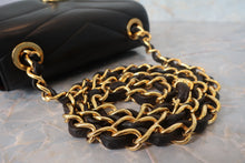 将图片加载到图库查看器,CHANEL/香奈儿 V线 链条包 羊皮 Black/Gold hadware(黑色/金色金属) 肩背包 700120053