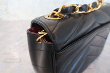 将图片加载到图库查看器,CHANEL/香奈儿 V线 链条包 羊皮 Black/Gold hadware(黑色/金色金属) 肩背包 700120053