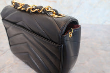 将图片加载到图库查看器,CHANEL/香奈儿 V线 链条包 羊皮 Black/Gold hadware(黑色/金色金属) 肩背包 700120053