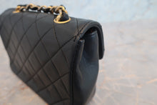 将图片加载到图库查看器,CHANEL/香奈儿 迷你CF 链条包 羊皮 Black/Gold hadware(黑色/金色金属) 肩背包 700120054