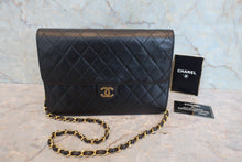Load image into Gallery viewer, CHANEL Matelasse chain shoulder bag Lambskin Black/Gold hadware Shoulder bag 800040010