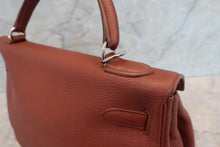 将图片加载到图库查看器,HERMES KELLY 32 Clemence leather Sienne □M刻印 Hand bag 700100177