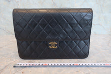 Load image into Gallery viewer, CHANEL Matelasse chain shoulder bag Lambskin Black/Gold hadware Shoulder bag 800040010
