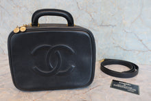 将图片加载到图库查看器,CHANEL/香奈儿 经典双C 化妆包 羊皮 Black/Gold hadware(黑色/金色金属) 化妆包 800030191