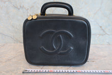 将图片加载到图库查看器,CHANEL/香奈儿 经典双C 化妆包 羊皮 Black/Gold hadware(黑色/金色金属) 化妆包 800030191