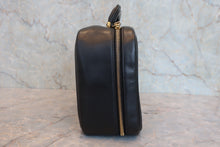 将图片加载到图库查看器,CHANEL/香奈儿 经典双C 化妆包 羊皮 Black/Gold hadware(黑色/金色金属) 化妆包 800030191