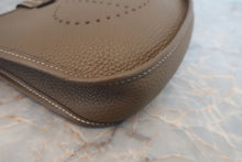 画像をギャラリービューアに読み込む, HERMES/エルメス エブリンTPM トリヨンクレマンス エトゥープ Y刻印 ショルダーバッグ 800020167