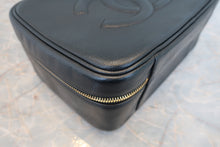 将图片加载到图库查看器,CHANEL/香奈儿 经典双C 化妆包 羊皮 Black/Gold hadware(黑色/金色金属) 化妆包 800030191