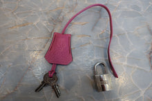 Load image into Gallery viewer, HERMES/BOLIDE 1923 Chevre myzore goatskim Fuschia pink □J Engraving Hand bag 700100240