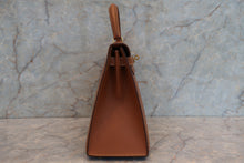 Load image into Gallery viewer, HERMES KELLY 28 Graine Couchevel leather Gold  〇X Engraving Shoulder bag 700070041