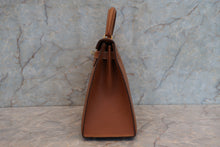 Load image into Gallery viewer, HERMES KELLY 28 Graine Couchevel leather Gold  〇X Engraving Shoulder bag 700070041