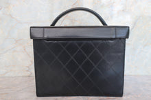 画像をギャラリービューアに読み込む, CHANEL/シャネル ビコローレバニティ ラムスキン ブラック/ゴールド金具 バニティ 700090159