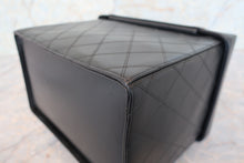 画像をギャラリービューアに読み込む, CHANEL/シャネル ビコローレバニティ ラムスキン ブラック/ゴールド金具 バニティ 700090159