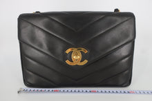 將圖片載入圖庫檢視器 CHANEL/シャネル Vステッチチェーンショルダーバッグ ラムスキン ブラック/ゴールド金具 ショルダーバッグ 800100015