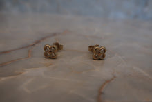 Load image into Gallery viewer, LOUIS VUITTON Flower earring Gold plate Gold Earring 300030201