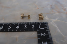 Load image into Gallery viewer, LOUIS VUITTON Flower earring Gold plate Gold Earring 300030201