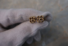 Load image into Gallery viewer, LOUIS VUITTON Flower earring Gold plate Gold Earring 300030201