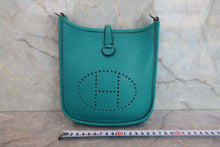 将图片加载到图库查看器,HERMES EVELYNE TPM Clemence leather Blue paon X刻印 Shoulder bag 800070048