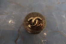 將圖片載入圖庫檢視器 CHANEL/シャネル ココマークブローチ 金メッキ ゴールド ブローチ 300040154