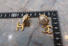 Load image into Gallery viewer, CHANEL CC mark Pearl earring Gold plate Gold Earring 600030083