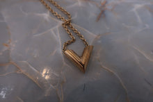 Load image into Gallery viewer, LOUIS VUITTON Esential V Gold plate Gold Necklace 300020044