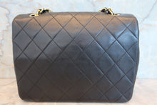 Load image into Gallery viewer, CHANEL Mini Matelasse single flap chain shoulder bag Lambskin Black/Gold hadware Shoulder bag 700080108