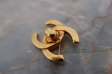 Load image into Gallery viewer, CHANEL Turnlock brooch Gold plate Gold Brooch 600030085