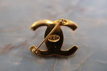 Load image into Gallery viewer, CHANEL Turnlock brooch Gold plate Gold Brooch 600030085