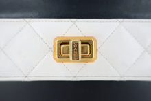 将图片加载到图库查看器,CHANEL/香奈儿 2.55 拼色 链条包 羊皮 Navy/White/Gold hardware(藏蓝色/白色/金色金属) 肩背包 800090230