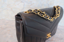 Load image into Gallery viewer, CHANEL  V-Stitch chain shoulder bag Lambskin Black/Gold hadware Shoulder bag 700090155