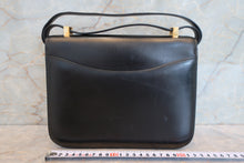 將圖片載入圖庫檢視器 HERMES/エルメス コンスタンス24 ボックスカーフ ブラック 〇P刻印 ショルダーバッグ 700090176