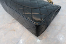 将图片加载到图库查看器,CHANEL/香奈儿 巴黎限定 CF 双盖 链条包 羊皮 Black/Gold hadware(黑色/金色金属) 肩背包 800040024