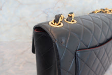 Load image into Gallery viewer, CHANEL Medium Matelasse Single flap chain shoulder bag Lambskin Black/Gold hadware Shoulder bag 700080160