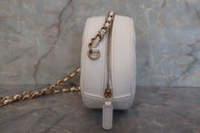 Load image into Gallery viewer, CHANEL Matelasse round chain shoulder bag Lambskin White/Gold hadware Shoulder bag 600100148