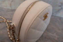 Load image into Gallery viewer, CHANEL Matelasse round chain shoulder bag Lambskin White/Gold hadware Shoulder bag 600100148