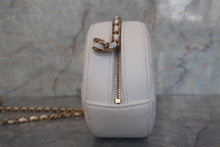 Load image into Gallery viewer, CHANEL Matelasse round chain shoulder bag Lambskin White/Gold hadware Shoulder bag 600100148
