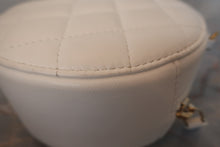 Load image into Gallery viewer, CHANEL Matelasse round chain shoulder bag Lambskin White/Gold hadware Shoulder bag 600100148