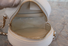 Load image into Gallery viewer, CHANEL Matelasse round chain shoulder bag Lambskin White/Gold hadware Shoulder bag 600100148