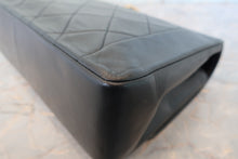 Load image into Gallery viewer, CHANEL Diana matelasse chain shoulder bag Lambskin Black/Gold hadware Shoulder bag 700120103