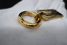 將圖片載入圖庫檢視器 CHANEL/シャネル ロゴブローチ 金メッキ ゴールド ブローチ300070146