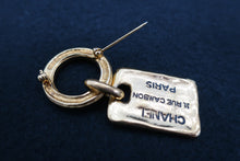 將圖片載入圖庫檢視器 CHANEL/シャネル ロゴブローチ 金メッキ ゴールド ブローチ300070146