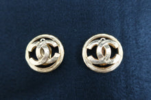 將圖片載入圖庫檢視器 CHANEL/シャネル ロゴイヤリング 金メッキ ゴールド イヤリング 300110080