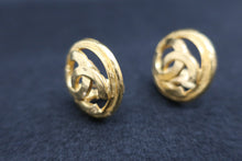 將圖片載入圖庫檢視器 CHANEL/シャネル ロゴイヤリング 金メッキ ゴールド イヤリング 300110080