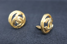 將圖片載入圖庫檢視器 CHANEL/シャネル ロゴイヤリング 金メッキ ゴールド イヤリング 300110080