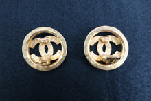 將圖片載入圖庫檢視器 CHANEL/シャネル ロゴイヤリング 金メッキ ゴールド イヤリング 300110080