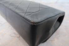 Load image into Gallery viewer, CHANEL Matelasse chain shoulder bag Lambskin Black/Gold hadware Shoulder bag 700120111