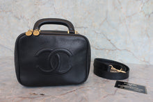 将图片加载到图库查看器,CHANEL/香奈儿 经典双C 化妆包 荔枝皮 Black/Gold hadware(黑色/金色金属) 化妆包 800040041