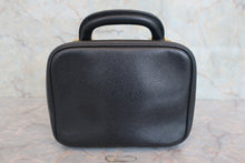 将图片加载到图库查看器,CHANEL/香奈儿 经典双C 化妆包 荔枝皮 Black/Gold hadware(黑色/金色金属) 化妆包 800040041