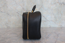 将图片加载到图库查看器,CHANEL/香奈儿 经典双C 化妆包 荔枝皮 Black/Gold hadware(黑色/金色金属) 化妆包 800040041